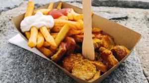 Pommes mit veganer Wurst und Soße (c) Vegan.at Eve Kreiselmeier